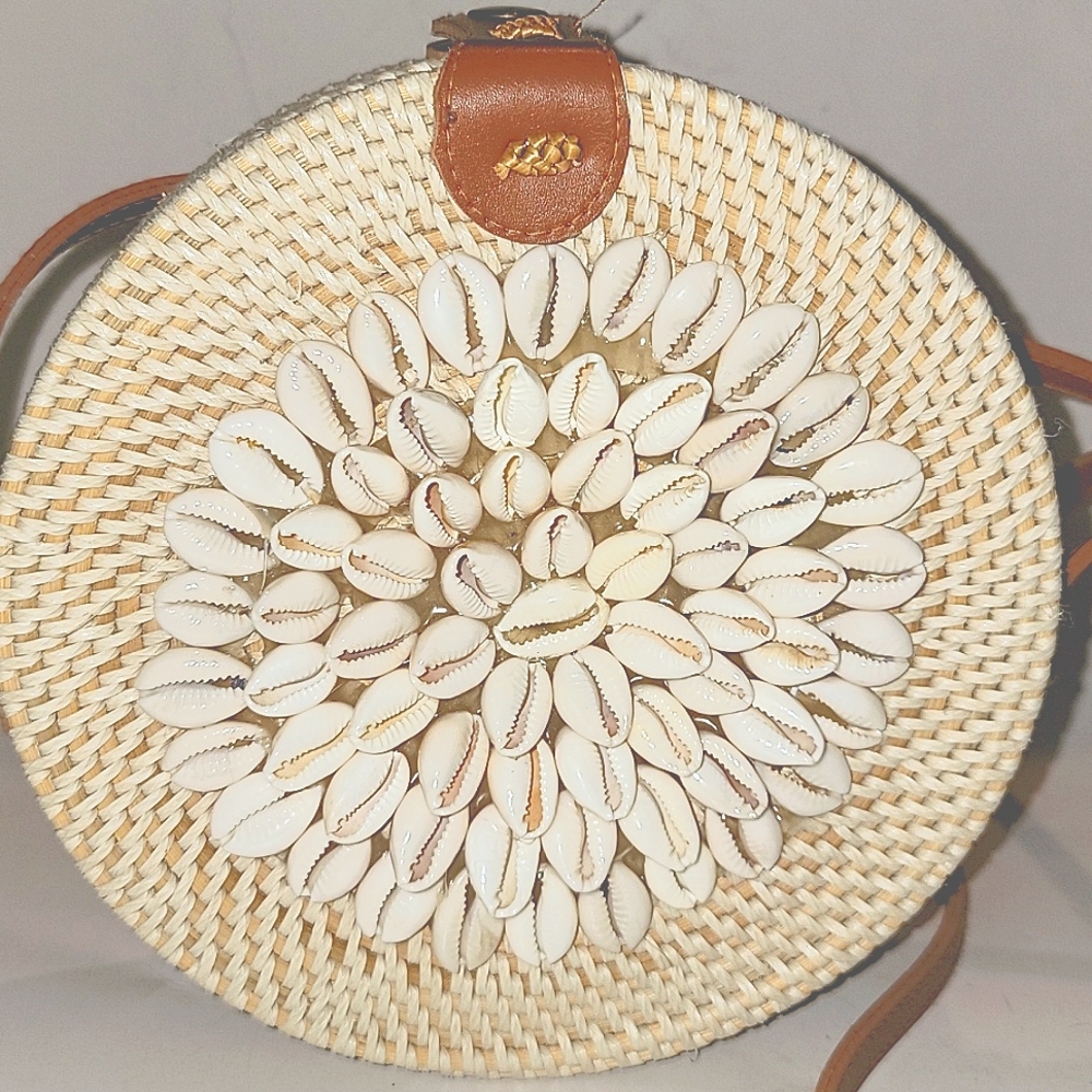 HANDWOVEN RATTAN/RAFFIA & COWRIE SHELL CIRCLE CROSSBODY/SHOULDER BAG - Picture 2 of 10